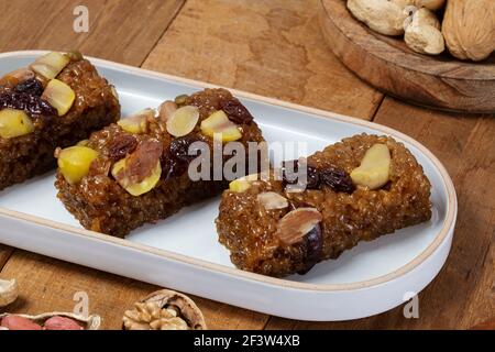 Yakbap, koreanische Dessert gewürzt klejewoj Reis mit Honig, Datteln, Kastanien gemischt Stockfoto