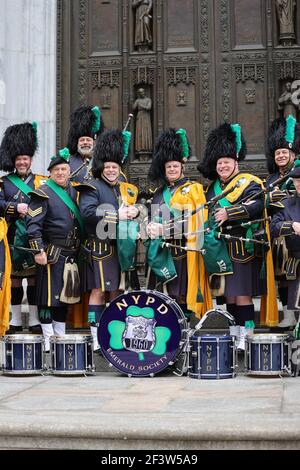 Kirche. März 2021, 17th. St. Patricks Cathedral, New York, 17. März 2021: Mitglieder der NYPD Emerald Society Pipes and Drums Band feiern den St. Patricks Day in der Kirche. Kredit: Luiz Rampelotto/EuropaNewswire FOTOKREDIT OBLIGATORISCH. Verwendung weltweit/dpa/Alamy Live News Stockfoto