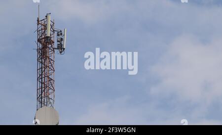 Mobiltelefon Telekommunikation Funkantenne Turm. Handy-Turm mit blauem Himmel Hintergrund Stockfoto