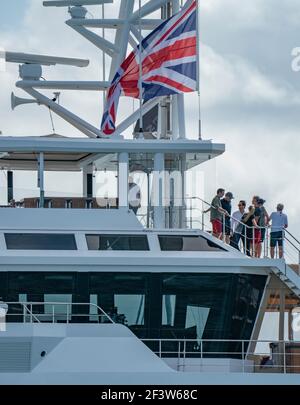 Auckland, Neuseeland, 17 March, 2021 - Besitzer des Ineos Team UK Segelteam britischer Milliardär Sir Jim Ratcliffe (3rd von rechts) bereitet sich darauf vor, das letzte Rennen des America's Cup 36th auf Auckland's Waitemata Hafen von seiner $100.000.000 Super Yacht Sherpa aus zu sehen. Mit ihm sind Ineos Team UK's Gründer und Skipper Sir Ben Ainslie (weißes Hemd)i mit seiner Frau Lady Ainslie (Georgie Thompson) und anderen Gästen zu sehen. Nach dem Sieg des neuseeländischen Teams (ETNZ) 7-3 über die italienische Herausfordererin Luna Rossa gilt das Ineos Team UK nun als America's Cup Challenger of Record und wird mit ET zusammenarbeiten Stockfoto