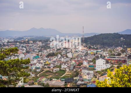 Luftaufnahme der Stadt Dalat. Die Stadt liegt auf dem Langbischen Plateau in den südlichen Teilen der Region Zentralhochland in Vietnam Stockfoto