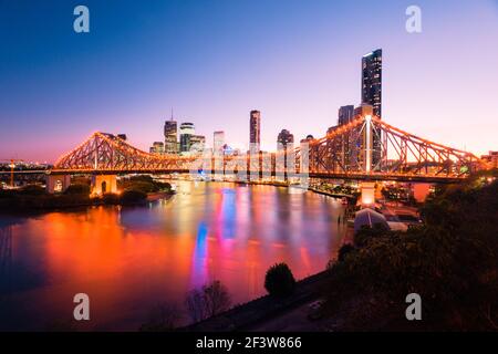 Abendansicht der Stadtgebäude von Brisbane und der Story Bridge aus Wilson's Outlook. Brisbane ist die Landeshauptstadt von Queensland, Australien. Stockfoto