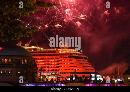 Hamburg. Deutschland. - 07. Mai 2016: Hamburg. Deutschland. Stadturlaub. Stadtfeste. Touristen und Arten von Attraktionen.Feuerwerk am Hafen auf einem Kreuzfahrtschiff Stockfoto