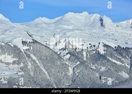 Das Wildhorn oberhalb von Sion und Conthey in den Südschweizerischen Alpen, im Winter Stockfoto