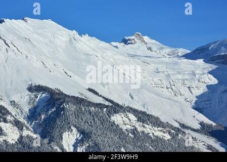 Das Wildhorn oberhalb von Sion und Conthey in den Südschweizerischen Alpen, im Winter Stockfoto