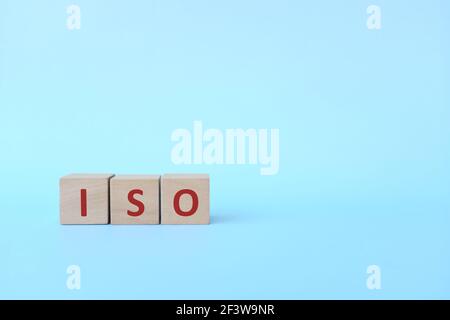 ISO Akronym oder Internationale Organisation für Normung auf Holzblöcken in blauem Hintergrund. Stockfoto