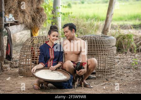 Pre Wedding Shoot im Garten in Thai traditionelle Kleidung Kostüme Stockfoto