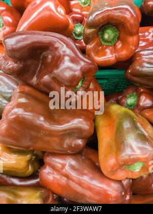 Eine vertikale Aufnahme von süßen Paprika in einem angezeigt Markt Stockfoto