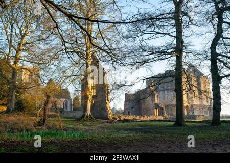 Minster Lovell Hall Ruinen und Kirche im Winter bei Sonnenaufgang. Minster Lovell, Oxfordshire, England Stockfoto