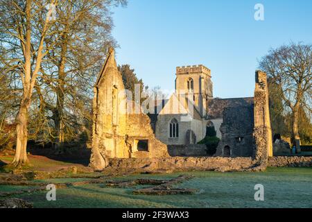 Minster Lovell Hall Ruinen und Kirche im Winter bei Sonnenaufgang. Minster Lovell, Oxfordshire, England Stockfoto