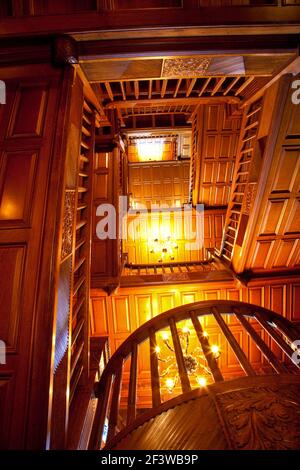 Innentreppe im Craigdarroch Castle, Victoria, Vancouver Island, British Columbia Stockfoto