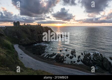 Dramatische historische Klippe Dunnottar Castle an der Küste von Stonehaven, Aberdeenshire, Schottland Stockfoto