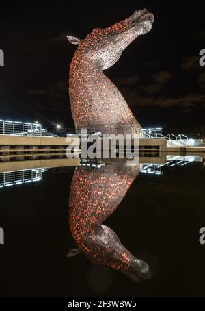 Nachtansicht der Kelpies großen Pferdekopf Statue Skulpturen Denkmal in Falkirk, Schottland, Großbritannien Stockfoto