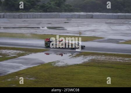 Romain Grosjean fuhr einen Lotus F1 E22 beim Einstieg in die Spoon Curve auf dem Suzuka Circuit während des Regens beeinflusste den Großen Preis von Japan 2014. Stockfoto