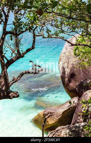 Wellen spritzen den Sand von Nudey Beach, Fitzroy Island, in den kristallklaren Gewässern des Korallenmeeres nahe der Küste von Queensland Australien. Stockfoto