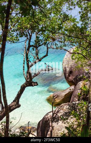 Wellen spritzen den Sand von Nudey Beach, Fitzroy Island, in den kristallklaren Gewässern des Korallenmeeres nahe der Küste von Queensland Australien. Stockfoto