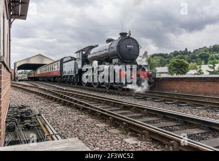 Schwarze Dampflokomotive der Klasse D49 Nr. 246 62712 Morayshire, die einen Bahnhof auf der Bo'Ness and Kinneil Railway in West Lothian Scotland verlässt Stockfoto