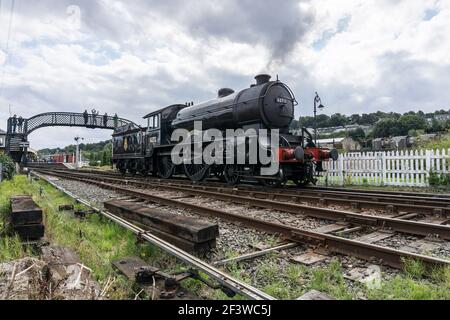 Schwarze Dampflokomotive der Klasse D49 Nr. 246 62712 Morayshire, die einen Bahnhof auf der Bo'Ness and Kinneil Railway in West Lothian Scotland verlässt Stockfoto