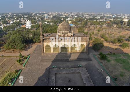 Luftaufnahme von Gol Gumbaz von Adil Shah, Sultan von Bijapur.das Grab befindet sich in Bijapur (Vijayapura), Karnataka in Indien. Stockfoto