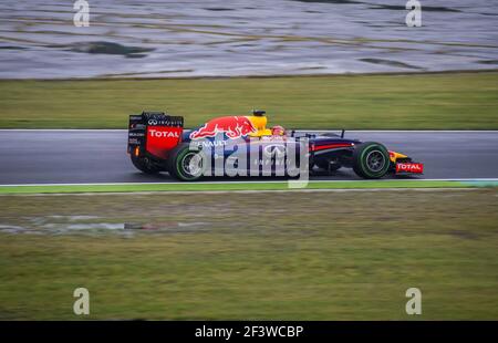 Sebastian Vettel fährt einen Red Bull RB10 beim Einstieg in die Spoon Curve auf dem Suzuka Circuit während des Regens betraf den Großen Preis von Japan 2014. Stockfoto