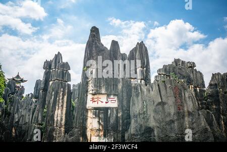 Panorama-Ansicht der Kalksteinformation mit Shilin in roten chinesischen Schriftzeichen auf Shilin großen Stein Waldpark in Yunnan China (Übersetzung: Stein für Stockfoto