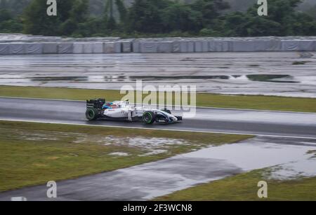 Valtteri Bottas fuhr einen Williams FW36 beim Einstieg in die Spoon Curve auf dem Suzuka Circuit während des Regens betraf den Großen Preis von Japan 2014. Stockfoto