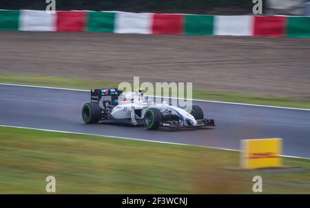 Valtteri Bottas fuhr einen Williams FW36 beim Einstieg in die Spoon Curve auf dem Suzuka Circuit während des Regens betraf den Großen Preis von Japan 2014. Stockfoto