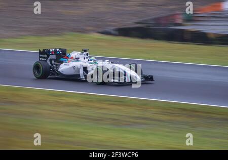 Felipe Massa fuhr einen Williams FW36 beim Einstieg in die Spoon Curve auf dem Suzuka Circuit während des Regens beeinflusste den Großen Preis von Japan 2014. Stockfoto