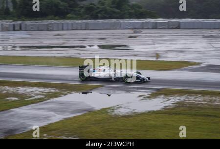 Valtteri Bottas fuhr einen Williams FW36 beim Einstieg in die Spoon Curve auf dem Suzuka Circuit während des Regens betraf den Großen Preis von Japan 2014. Stockfoto