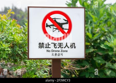 Keine Drohne Zone Board in Chinesisch Englisch und Koreanisch Sprache mit Logo geschrieben Drohne fliegen in der Gegend zu verbieten ( Übersetzung : keine Drohne Zone ) Stockfoto