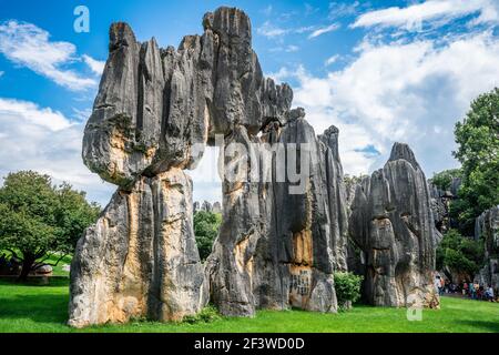 Shilin Stein Wald berühmtesten Felsen genannt Stein Bildschirm mit Loch und blauer Himmel in Yunnan China Stockfoto