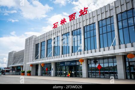 Kunming China , 4. Oktober 2020 : Shilin xi Westbahnhof Außenansicht Gebäude in Shilin Kunming Yunnan China Stockfoto