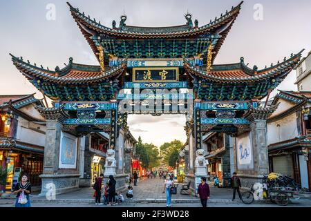 Kunming China , 4. Oktober 2020 : Guandu Altstadt Eingangstor und Straßenansicht mit dramatischem Licht in Kunming Yunnan China Stockfoto