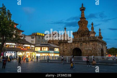 Kunming China , 4 October 2020 : Jingang Pagode und Menschen Häuser und blauen Himmel in der Dämmerung in Guandu alten Stadt Kunming Yunnan China Stockfoto