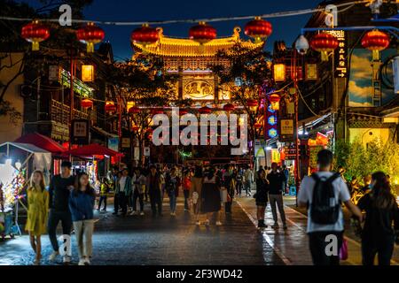 Kunming China , 4. Oktober 2020 : schöne Straßenansicht der Guandu Altstadt mit Haupteingang Tor und chinesischen Laternen in der Nacht in Kunming Yunnan Chin Stockfoto