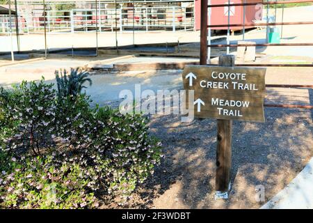 Wooden Meadow Trail und Coyote Creek Trail Schild an der Holman Ranch in Carmel Valley, Kalifornien, USA; Wanderwegmarkierung und Schild. Stockfoto