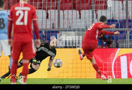 München, Deutschland. 17th. März 2021. Tor für 1-0 durch Strafe? Von Robert Lewandowski (FC Bayern München). Jose Manuel Reina (Lazio Rom) ohne Chance Fußball UEFA Championsleague Runde von 16 Rückrunde: FC Bayern München - Lazio Rom, 17. März 2021 - Fußball UEFA Championsleague 1/8 Finale, Rematch, FC Bayern München gegen Lazio Rom, 17. März 2021 - zur Nutzung weltweit Credit: dpa/Alamy Live News Stockfoto