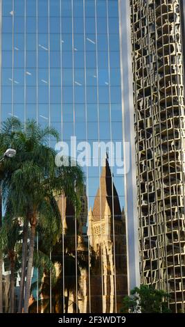 Saint John's Cathedral spiegelt sich in einem modernen Gebäude in Brisbane, Australien. Stockfoto