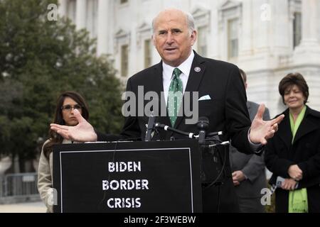 Die US-Vertreterin Louie Gohmert (Repräsentantin von Texas) hält während einer Pressekonferenz des House Freedom Caucus zur Einwanderung an der Südgrenze, außerhalb des US-Kapitols in Washington, DC, USA, am Mittwoch, den 17. März, 2021. Foto von Rod Lampey/CNP/ABACAPRESS.COM Stockfoto