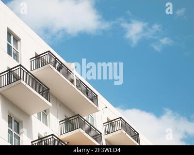 Minimalistische Wohngebäude Details. Gebäude von oben Blick vom Boden. Stockfoto