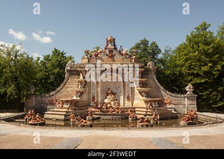 Palast von La Granja de San Ildefonso, Segovia. Spanien. Gärten und Brunnen mit Licht in der Dämmerung Stockfoto