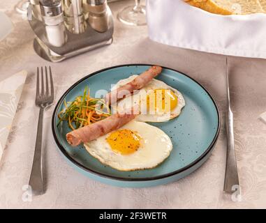 Teller mit sonniger Seite nach oben Spiegelei mit Speck serviert Stockfoto