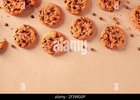 Chocolate Chip Plätzchen, frisch gebacken, mit schmelzender Schokolade Stockfoto