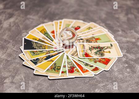 Set von Tarot-Karten auf dem Tisch. Tarot-Karten und magische Kristallkugel. Stockfoto