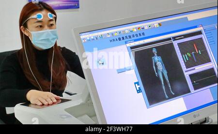 Qinghuangdao, China. März 2021, 17th. Menschen nutzen PMR Mikrozirkulation Reparatur-System, um die Schlafqualität in Qinghuangdao, Hebei, China am 17th. März 2021 zu verbessern.(Foto von TPG/cnsphotos) Quelle: TopPhoto/Alamy Live News Stockfoto