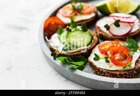 Sandwiches mit gesundem Gemüse und Micro Greens auf einem weißen Hintergrund Stockfoto