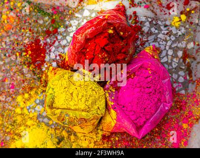 Bio-gulaal-Farben in einer Schale für holi-Festival. Stockfoto