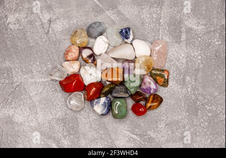 Bunte verschiedene Mineralsteine, Edelstein, Heilstein Sammlung. Stockfoto
