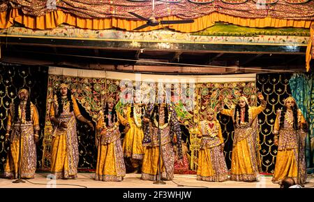 Junger Schauspieler, der krishna und radha Ehe auf der Bühne mit selektivem Fokus auf Thema und fügte Lärm und Körner. Stockfoto