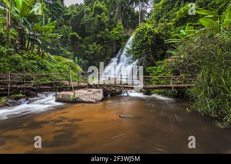 Bewegung verschwommenes Wasser Pa Dok Siew Wasserfall (Rak Jung Wasserfall) schöne Wasserfall in tiefen Wald Doi Inthanon Nationalpark. Chiangmai, Thailand Stockfoto